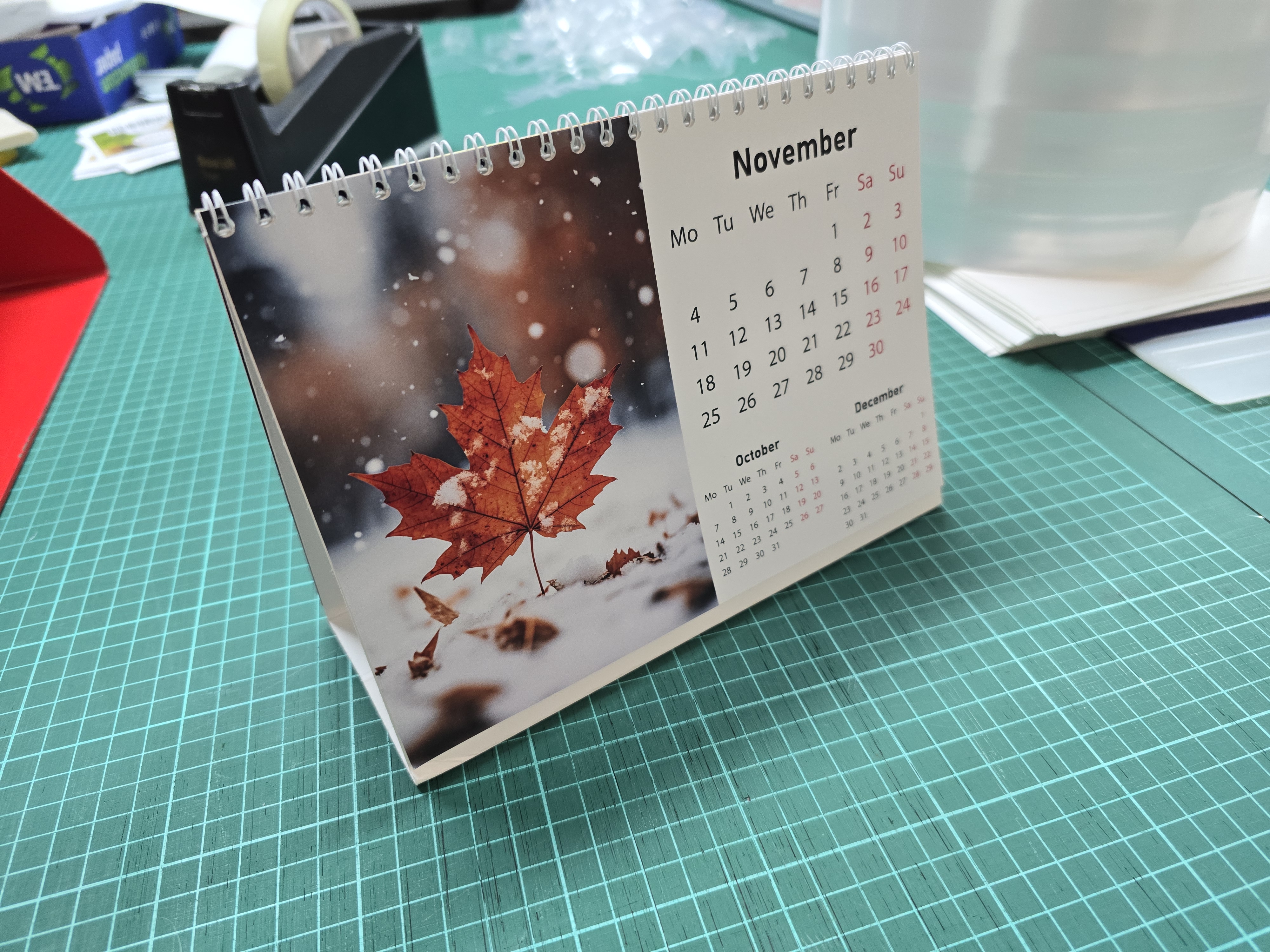 Wire-bound desk calendar