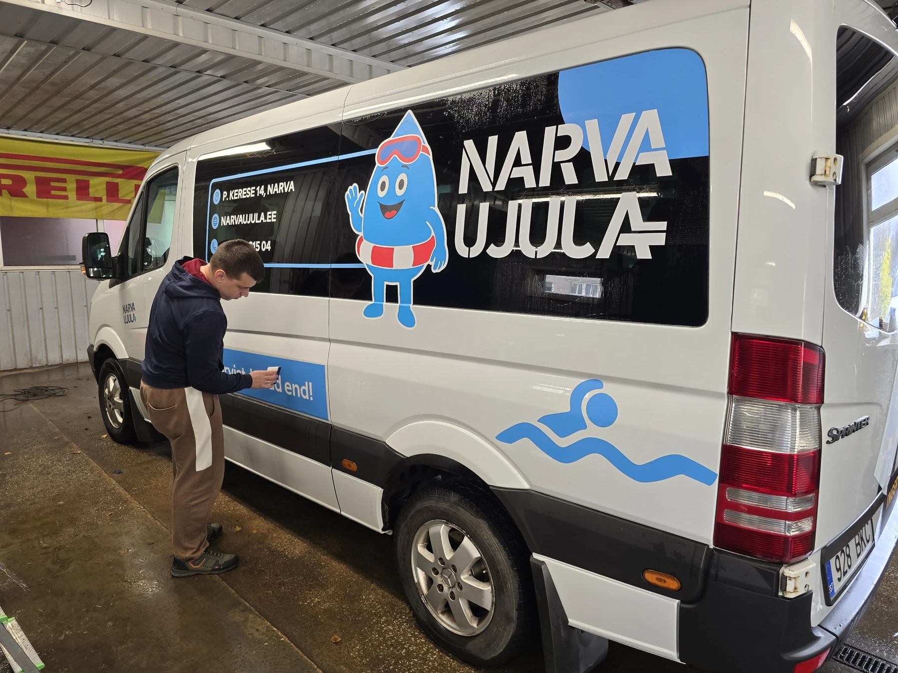 Täisvärviline autoreklaam